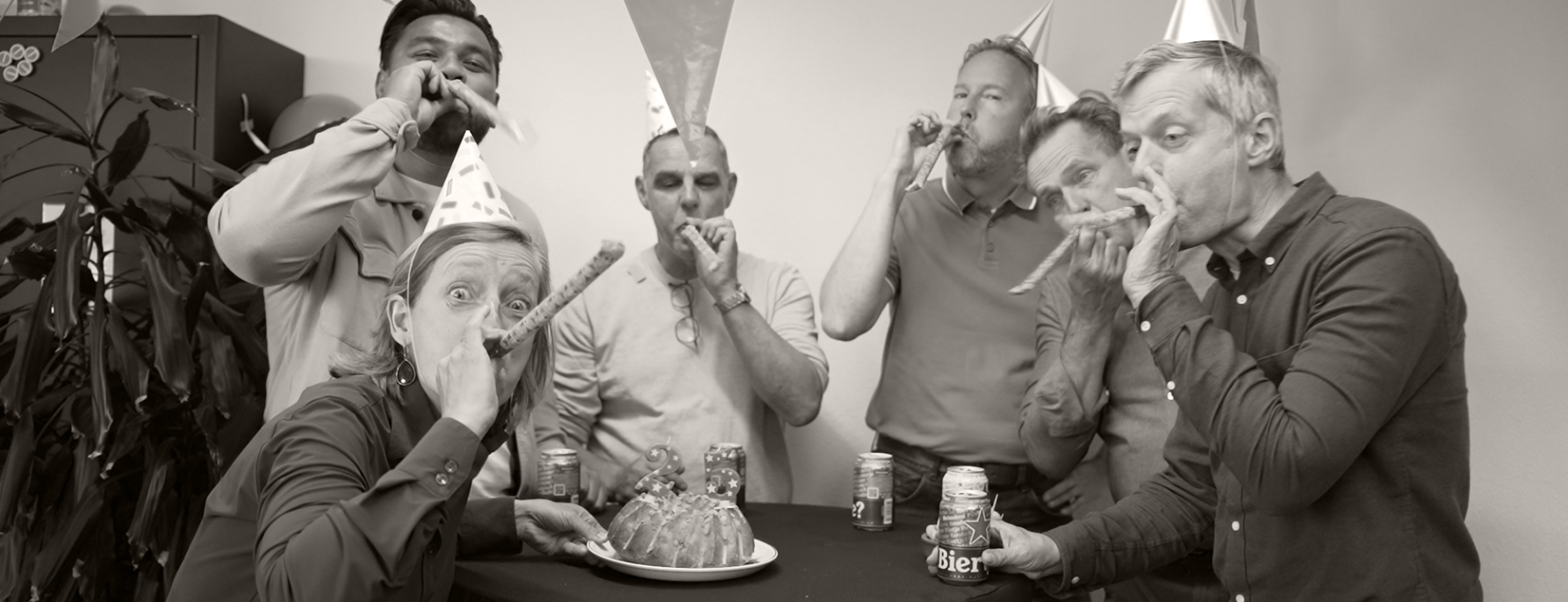 collega's blazen de feesttoeter ivm 25 jarig bestaan Polteq