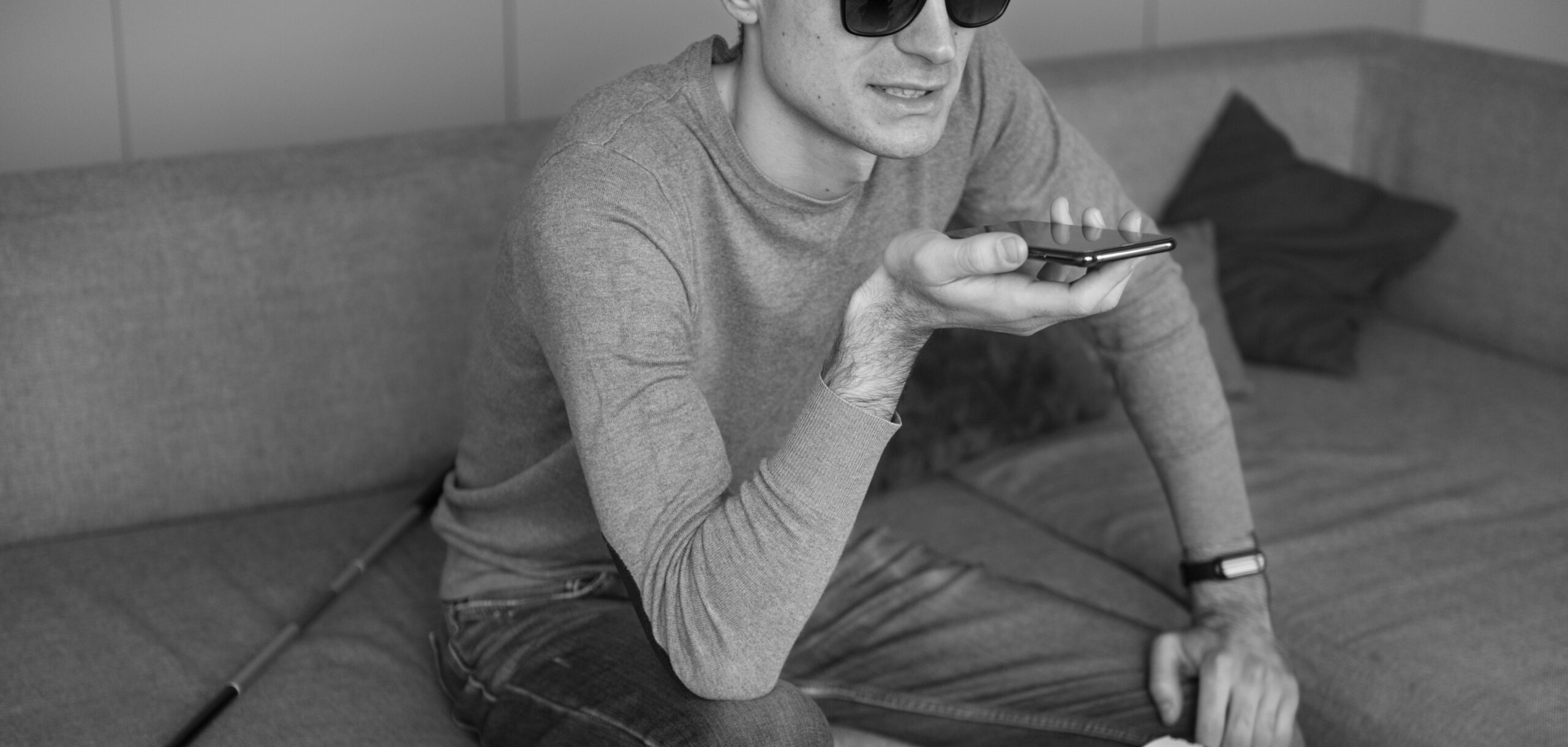 blinde man gebruikt mobiele telefoon