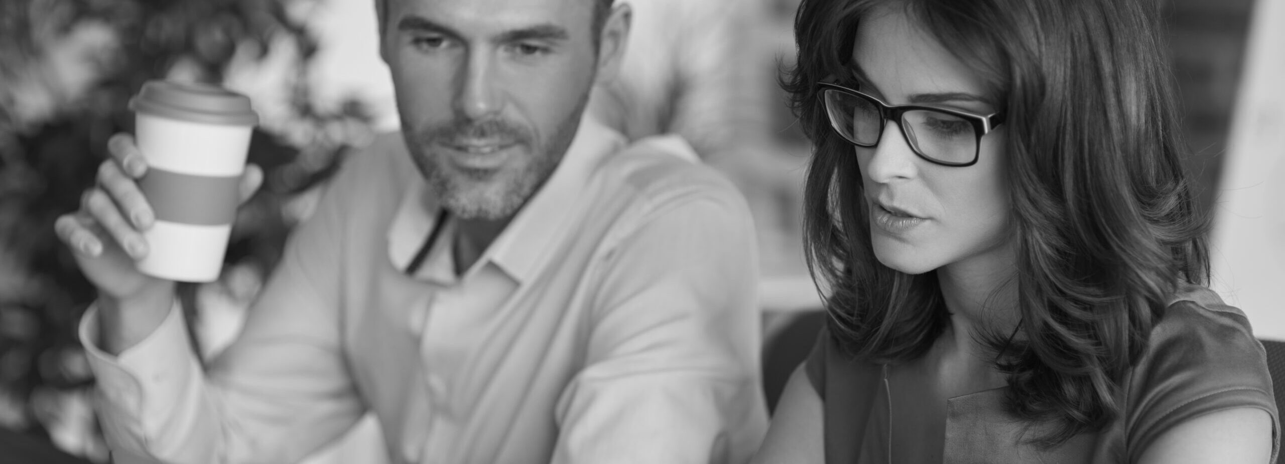 man en vrouw achter een laptop