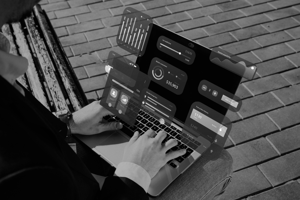 mannenhanden op een toetsenbord van een laptop