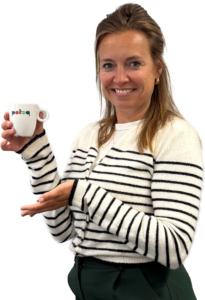 vrouw houdt kopje koffie vast